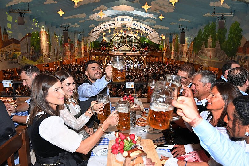 Hoch die Tassen: Die Stimmung unter den Sechzgern war dann doch gut. Und natürlich hat's keiner übertrieben. Hoch die Tassen: Die Stimmung unter den Sechzgern war dann doch gut. Und natürlich hat's keiner übertrieben.