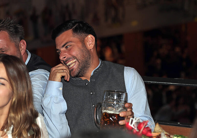 Kevin Volland gut gelaunt am Wiesntisch. Kevin Volland gut gelaunt am Wiesntisch.