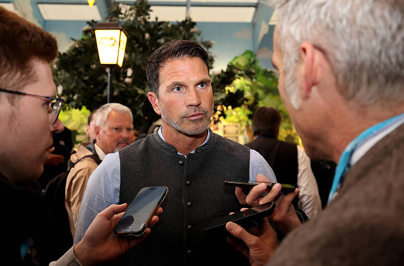 Stellte sich beim Wiesnbesuch unangenehmen Fragen: 1860-Trainer Patrick Glöckner. Stellte sich beim Wiesnbesuch unangenehmen Fragen: 1860-Trainer Patrick Glöckner.