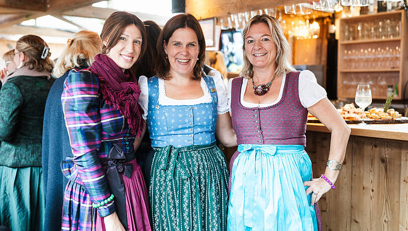 Bestens gelaunt: Eva Hochreiter, die Festwirtin vom „Zur Bratwurst“ mit Verena Dietl und Anja Berger (von links). Bestens gelaunt: Eva Hochreiter, die Festwirtin vom „Zur Bratwurst“ mit Verena Dietl und Anja Berger (von links).