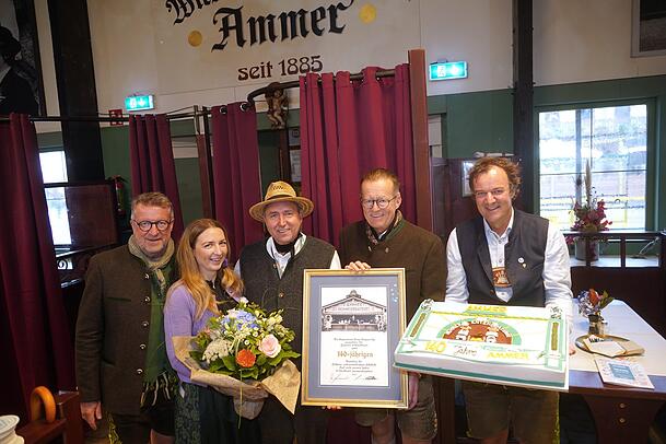 V.l. Peter Radlewitz (Augustiner), Lucy Leeb und Vater Josef Schmidbauer, Martin Leibhard und Ralph Schümig (beide Augustiner). V.l. Peter Radlewitz (Augustiner), Lucy Leeb und Vater Josef Schmidbauer, Martin Leibhard und Ralph Schümig (beide Augustiner).