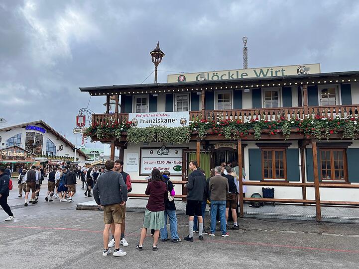 Schlangestehen für den Weißwurst-Schnapper an der Wiesn Schlangestehen für den Weißwurst-Schnapper an der Wiesn