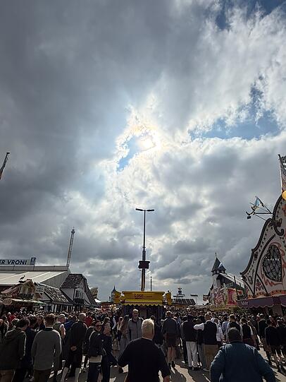 Achter Wiesn-Tag: Die Sonne kämpft sich ab und an durch. Achter Wiesn-Tag: Die Sonne kämpft sich ab und an durch.