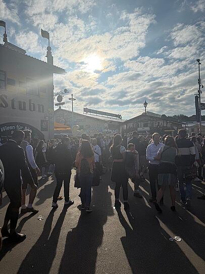 Die Sonne kommt am Nachmittag immer mehr durch, und das Gelände füllt sich. Die Sonne kommt am Nachmittag immer mehr durch, und das Gelände füllt sich.