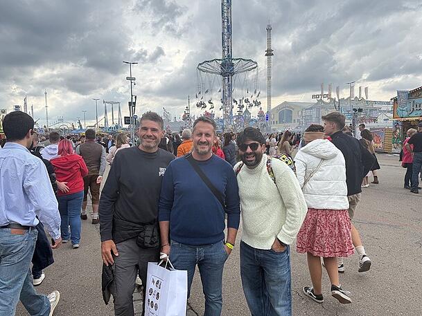 Francesco Rainiri (44, in der Mitte) aus San Remo ist mit seinen Freunden das erste Mal auf der Wiesn. Francesco Rainiri (44, in der Mitte) aus San Remo ist mit seinen Freunden das erste Mal auf der Wiesn.