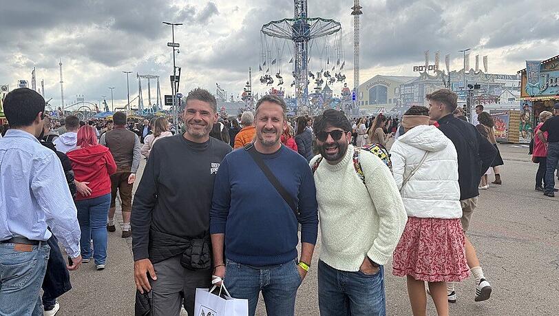 Francesco Rainiri (44, in der Mitte) aus San Remo ist mit seinen Freunden das erste Mal auf der Wiesn. Francesco Rainiri (44, in der Mitte) aus San Remo ist mit seinen Freunden das erste Mal auf der Wiesn.