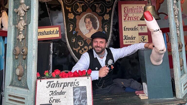 Linus Fuchs (34) betreibt zusammen mit seinem Vater Ulrich Keller (hauptberuflich Theologe) und einem Freund die historische Hexenschaukel. Linus Fuchs (34) betreibt zusammen mit seinem Vater Ulrich Keller (hauptberuflich Theologe) und einem Freund die historische Hexenschaukel.