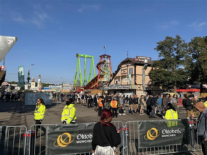 Es besteht ein Zusammenhang mit dem Großeinsatz am frühen Mittwochmorgen im Münchner Norden. Es besteht ein Zusammenhang mit dem Großeinsatz am frühen Mittwochmorgen im Münchner Norden.