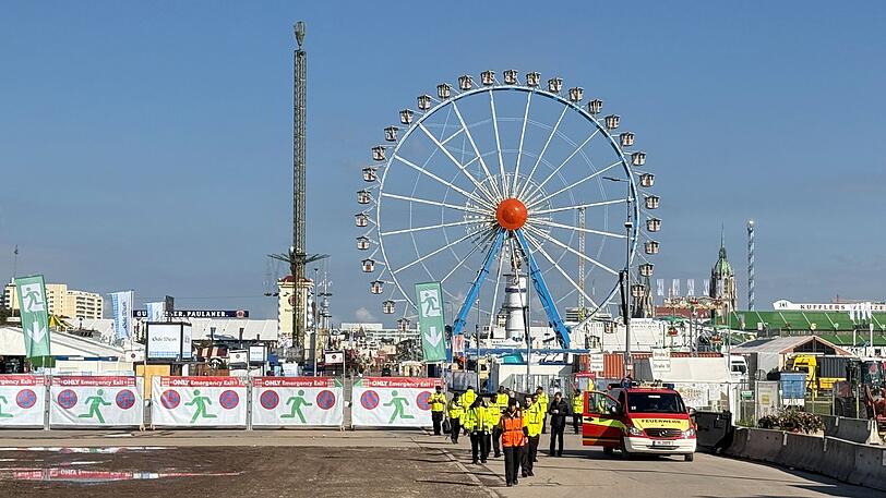 Das Oktoberfest bleibt bis mindestens 17.00 Uhr geschlossen. Das Oktoberfest bleibt bis mindestens 17.00 Uhr geschlossen.