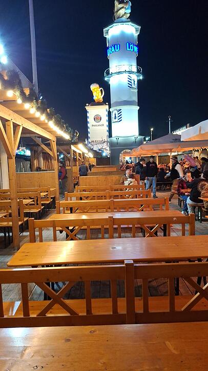 Am Wochenende noch Besucheransturm, heute gähnende Leere – zumindest im Biergarten des Löwenbräu-Festzeltes. Am Wochenende noch Besucheransturm, heute gähnende Leere – zumindest im Biergarten des Löwenbräu-Festzeltes.