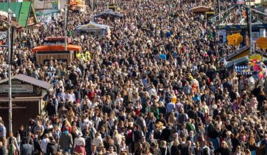 Schließungen, Regen, gute Stimmung: Der letzte Wiesn-Samstag geht zu Ende