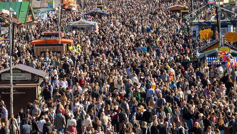 Schließungen, Regen, gute Stimmung: Der letzte Wiesn-Samstag geht zu Ende