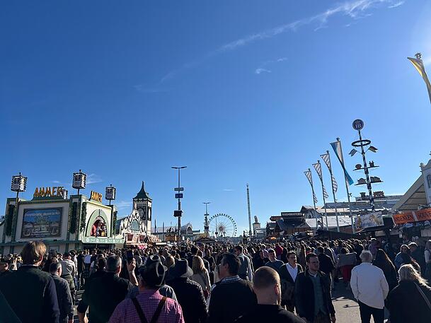 So voll wie letzte Woche ist es am Feiertag auf dem Oktoberfest nicht. So voll wie letzte Woche ist es am Feiertag auf dem Oktoberfest nicht.