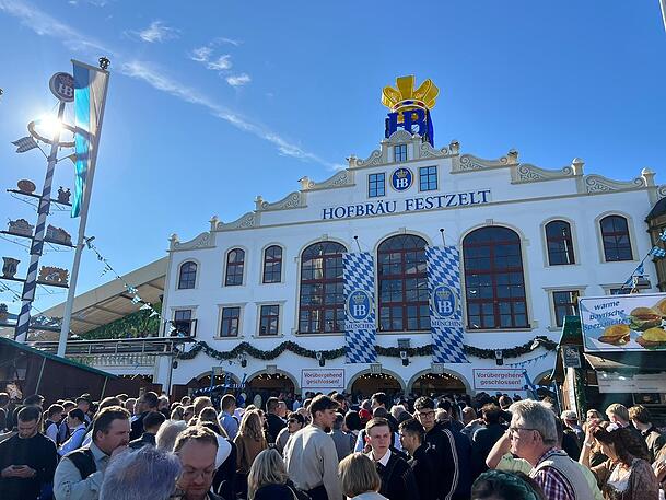 Vor dem Hofbräu-Festzelt sind immer noch viele Menschen, die hoffen, doch noch reinzukommen. Vor dem Hofbräu-Festzelt sind immer noch viele Menschen, die hoffen, doch noch reinzukommen.
