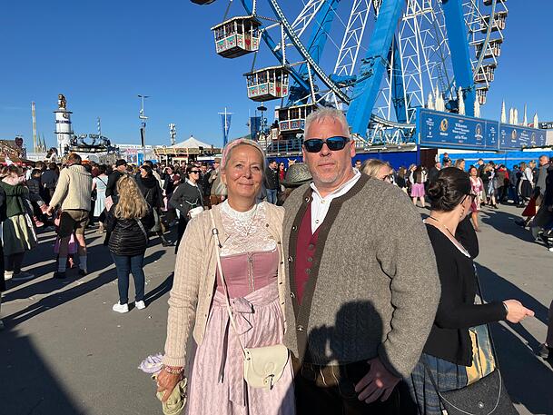Tanja und Klaus Bremaier sind aus Aschaffenburg zur Wiesn angereist. Tanja und Klaus Bremaier sind aus Aschaffenburg zur Wiesn angereist.