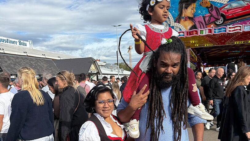 Für Philip und Rina Pathare gibt es heute die erste Wiesn-Maß ihres Lebens. Für Philip und Rina Pathare gibt es heute die erste Wiesn-Maß ihres Lebens.