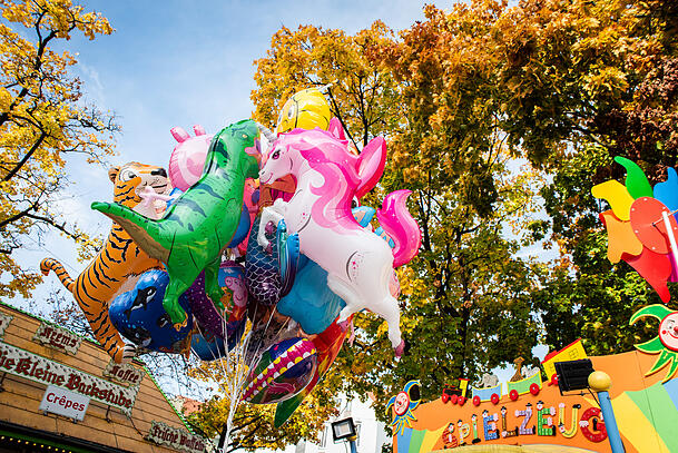 Bunte Ballons und bunte Blätter.