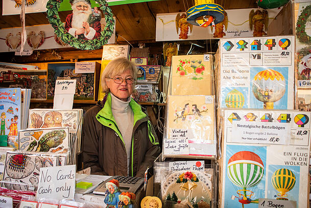 Alicja Piotrowska-Prößl an ihrem Nostalgie-Papierstand in der Herztropfengasse auf der Auer Dult.