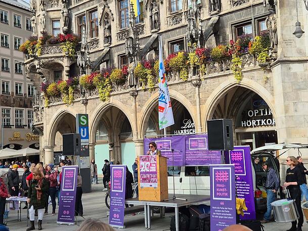 Die Kundgebung auf dem Marienplatz in München. Die Kundgebung auf dem Marienplatz in München.