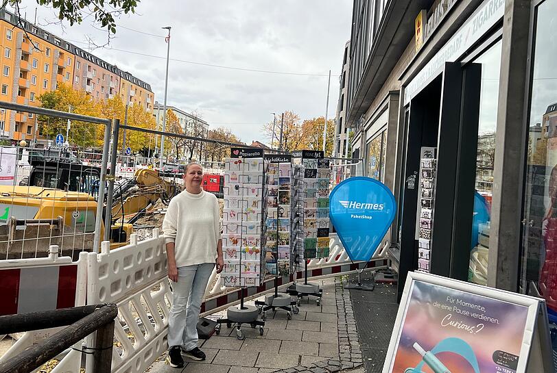 Der Lelus-Kiosk ist derzeit nur noch von einer Seite betretbar. So geht Mitarbeiterin Gabriele Markotic die Laufkundschaft durch die Lappen. Der Lelus-Kiosk ist derzeit nur noch von einer Seite betretbar. So geht Mitarbeiterin Gabriele Markotic die Laufkundschaft durch die Lappen.