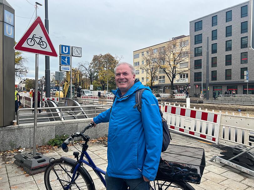 Er nimmt das Baustellen-Chaos gelassen: Anwohner Stephan Dengler steigt stattdessen aufs Radl. Er nimmt das Baustellen-Chaos gelassen: Anwohner Stephan Dengler steigt stattdessen aufs Radl.