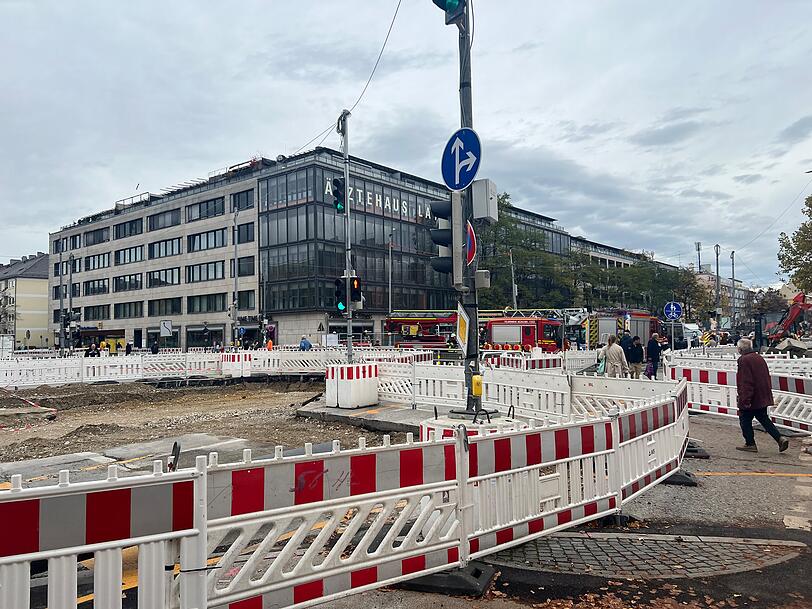 Für Fußgänger und Radler gleicht die Strecke durch die Fürstenrieder Straße einem Labyrinth. Absperrungsschranken weisen den Weg. Für Fußgänger und Radler gleicht die Strecke durch die Fürstenrieder Straße einem Labyrinth. Absperrungsschranken weisen den Weg.
