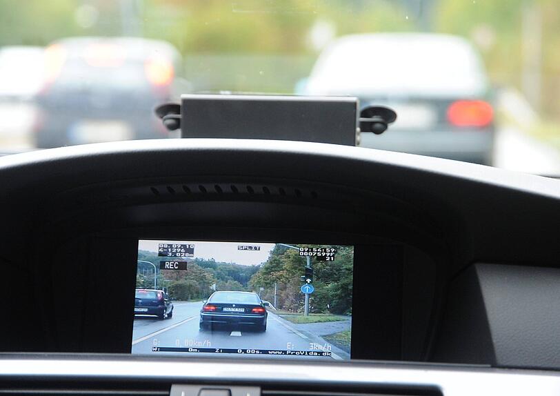 Die Videofahrzeuge der Polizei dokumentieren jedes Detail bei der Raserei, für die Fahrer gibt es kaum Möglichkeiten, sich herauszureden. Die Videofahrzeuge der Polizei dokumentieren jedes Detail bei der Raserei, für die Fahrer gibt es kaum Möglichkeiten, sich herauszureden.