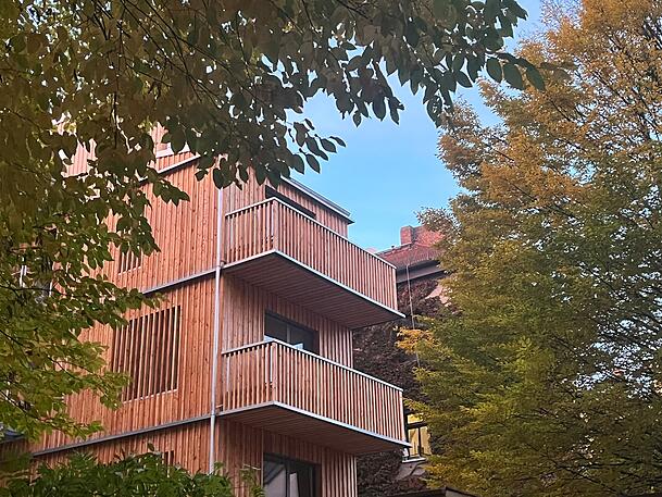 In diesem Gebäude wird eine knapp 60 Quadratmeter große Maisonette-Wohnung in der Isabellastraße für eine Kaltmiete von 2550 Euro im Monat angeboten.