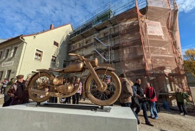 Zschopau feiert Tag der Einheit auf besondere Weise - Am ehemaligen Stadtcafé wurde bereits im vergangenen Jahr ein Motorraddenkmal eingeweiht.