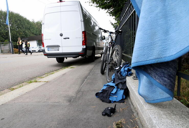 Schwerer Unfall in Chemnitz: Radfahrer kollidiert mit Postwagen