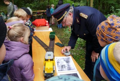 280 Grundschüler werden im Erzgebirge zu Bahn-Experten - Lokführer Michael Marz erklärt den Kindern, wie eine Weiche funktioniert.