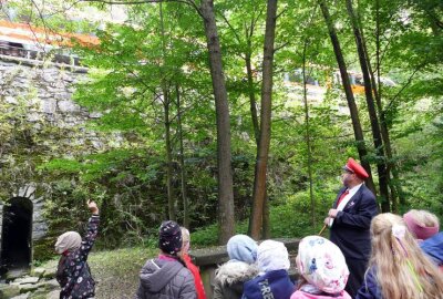 280 Grundschüler werden im Erzgebirge zu Bahn-Experten - Während der Aktion kam die Erzgebirgsbahn vorbeigefahren.