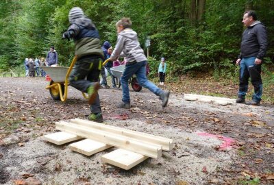 280 Grundschüler werden im Erzgebirge zu Bahn-Experten - Unter Anleitung von Bürgermeister Dirk Fröhlich (r.) wurden kleine Gleise verlegt.