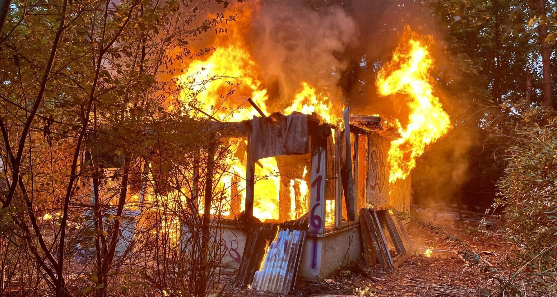 Dunkle Rauchwolke über Altendorf: Gartenlaube steht in Flammen