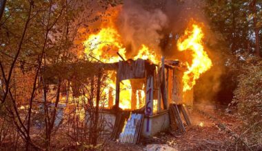 Dunkle Rauchwolke über Altendorf: Gartenlaube steht in Flammen