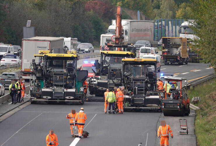 Arbeiter verletzt sich beim Asphaltieren schwer