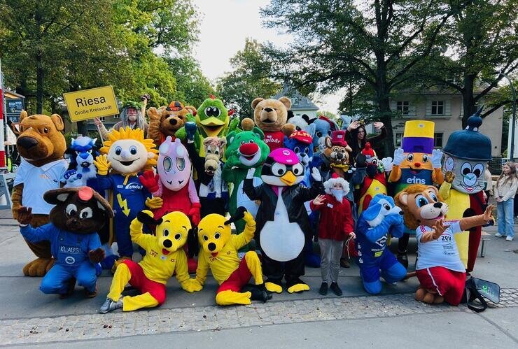 Bunte Plüschriesen im Küchwald: Maskottchentreffen lädt ein