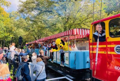 Bunte Plüschriesen im Küchwald: Maskottchentreffen lädt ein - Das schöne Wetter lockte am Feiertag zahlreiche Besucher in den Küchwald.