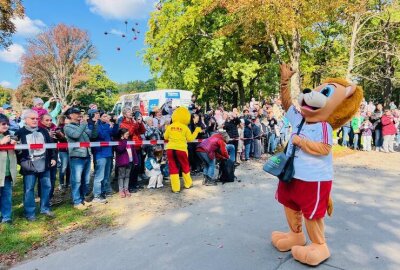 Bunte Plüschriesen im Küchwald: Maskottchentreffen lädt ein - Kurz nach 13 Uhr kamen in der Parkeisenabhn auch wieder traditionell zahlreiche Maskottchen angefahren, um für ein buntes Programm zu sorgen.