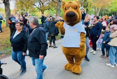 Bunte Plüschriesen im Küchwald: Maskottchentreffen lädt ein - Mit dabei war natürlich auch das BLICK.de Capybara, das zu den größten Fellriesen an diesem Tag gehörte.