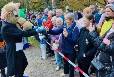 Bunte Plüschriesen im Küchwald: Maskottchentreffen lädt ein - Jedes Jahr am 3. Oktober lädt Klaus, die Parkbahnmaus, zum alljährlichen Chemnitzer Maskottchtreffen ein.