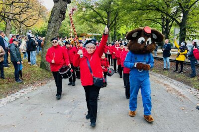 Bunte Plüschriesen im Küchwald: Maskottchentreffen lädt ein - Maskottchen aus ganz Deutschland folgen traditionsgemäß dieser Einladung.
