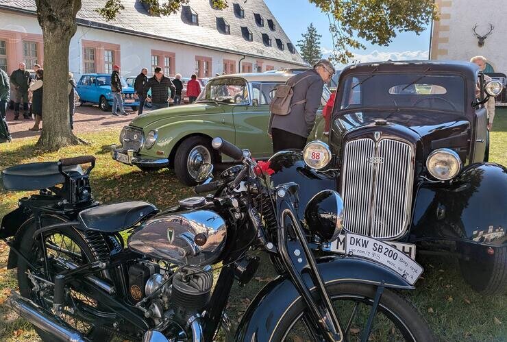 Oldtimer-Herbsttreffen lockt 600 Fahrzeuge und 3000 Besucher auf die Augustusburg
