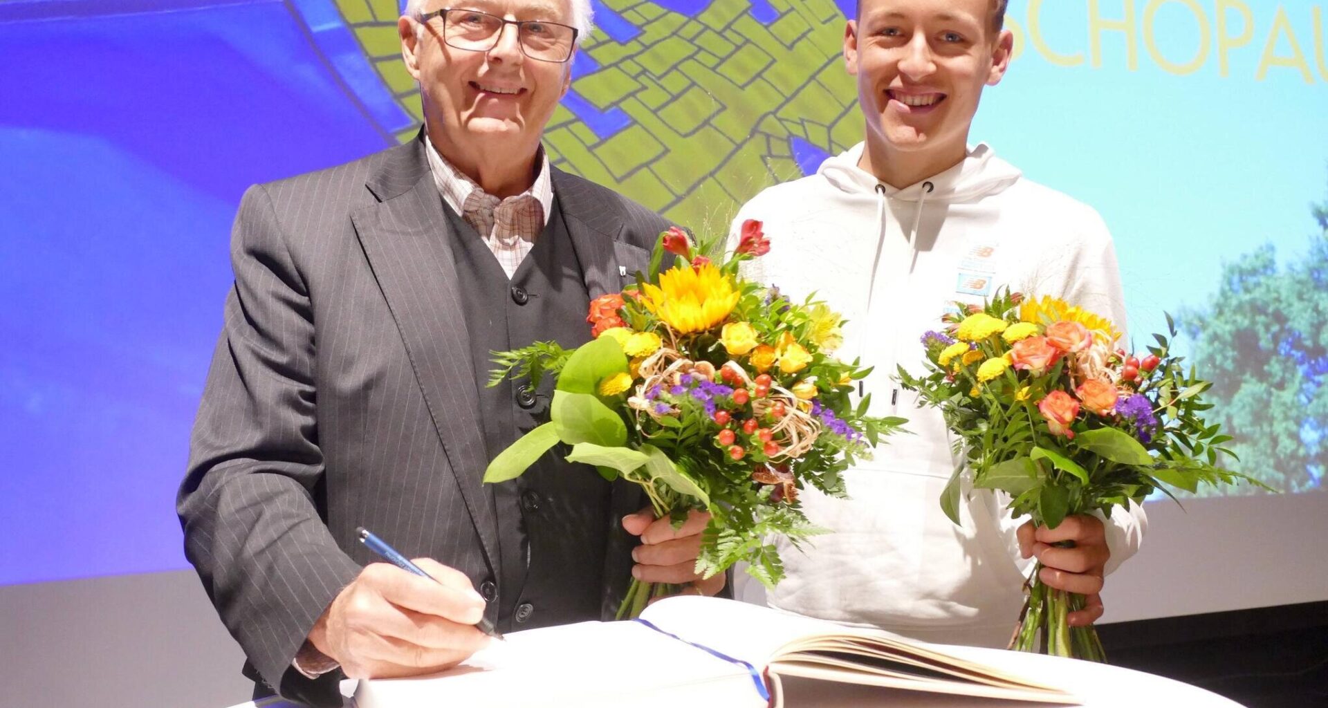 Diese beiden Leichtathleten durften sich ins Zschopauer Ehrenbuch des Sports eintragen