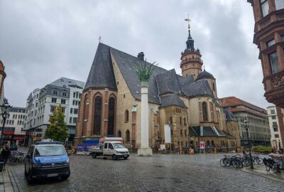 Verdächtiger Gegenstand in Leipzig gefunden: Polizei sperrt Bereich ab - Bei Baggerarbeiten an der Nikolaikirche in der Innenstadt von Leipzig wurde am Dienstagmittag ein verdächtiger Gegenstand gefunden.