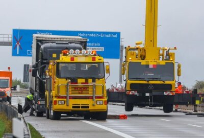 Vollsperrung auf der A4 aufgehoben: Defekter LKW im Baustellenbereich - Auf der A4 Chemnitz Richtung Erfurt zwischen Hohenstein-Ernstthal und Glauchau-Ost kommt es aktuell zu Bergungsarbeiten aufgrund eines defekten LKW auf dem rechten Fahrstreifen im Baustellenbereich.