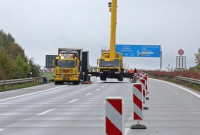 Vollsperrung auf der A4 aufgehoben: Defekter LKW im Baustellenbereich - Die Richtungsfahrbahn ist gesperrt (Stand: 15.15 Uhr).