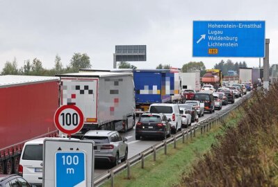 Vollsperrung auf der A4 aufgehoben: Defekter LKW im Baustellenbereich - Die letzte freie Abfahrt ist die AS Hohenstein-Ernstthal.