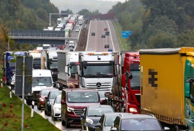 Vollsperrung auf der A4 aufgehoben: Defekter LKW im Baustellenbereich - Auf der A4 Chemnitz Richtung Erfurt zwischen Hohenstein-Ernstthal und Glauchau-Ost kommt es aktuell zu Bergungsarbeiten aufgrund eines defekten LKW auf dem rechten Fahrstreifen im Baustellenbereich.