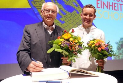 Motorradstadt Zschopau vergibt vier Ehrenmedaillen - Klaus Dreßel (links) und Christopher Arnold durften sich ins Zschopauer Ehrenbuch des Sports eintragen.